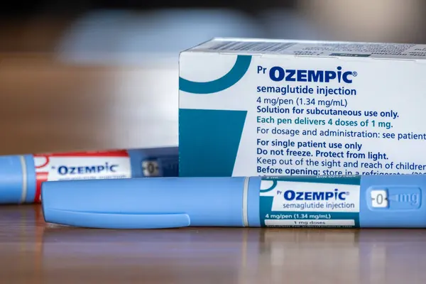 Montreal, CA - 25 Kasım 2023: Ozempic semaglutide enjeksiyon kalemleri ve kutusu. Ozempic obezite için bir ilaçtır