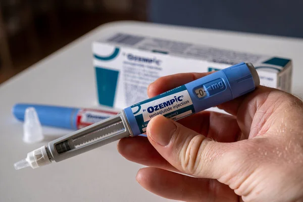 Montreal, CA - 25 Kasım 2023: Ozempic semaglutide enjeksiyon kalemi. Ozempic obezite için bir ilaçtır