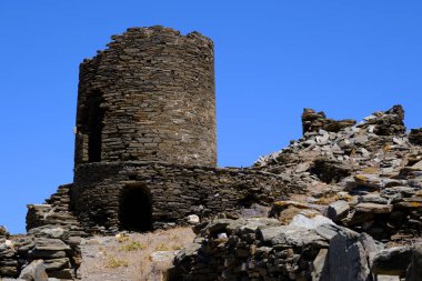 Yunanistan 'ın Tinos adasındaki Pyrgos yakınlarında iki rüzgar değirmeninin kalıntıları
