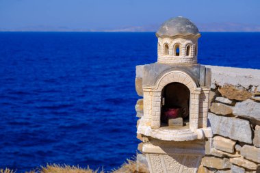 Yunanistan 'ın Tinos Adası' ndaki Yol Kenarı Tapınağı minyatür şapeli