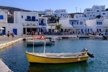 Panormos, Tinos, GR - 6 Ağustos 2023: Panormos limanında balıkçı teknesi