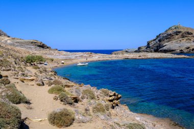 Panormos, Tinos, GR - 6 Ağustos 2023: Panormos köyü yakınlarındaki Kavalourko Plajı