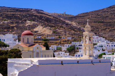 Pyrgos, GR - 6 Ağustos 2023: Kilise, beyazlatılmış evler ve kurak manzaralar