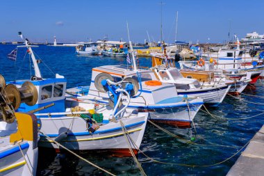 Tinos, GR - 6 Ağustos 2023: Panormos limanında balıkçı teknesi