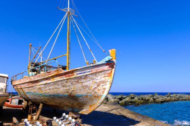 Tinos, GR - 6 Ağustos 2023: Tersanedeki eski balıkçı teknesi