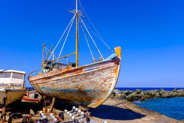 Tinos, GR - 6 Ağustos 2023: Tersanedeki eski balıkçı teknesi