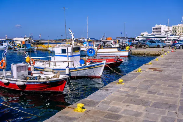 Tinos, GR - 6 Ağustos 2023: Panormos limanında balıkçı teknesi
