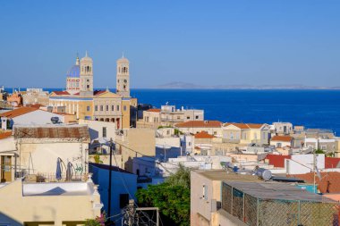 Ermoupoli, GR - 7 Ağustos 2023: Ermoupoli şehir manzarası ve Agios Nikolaos Kilisesi