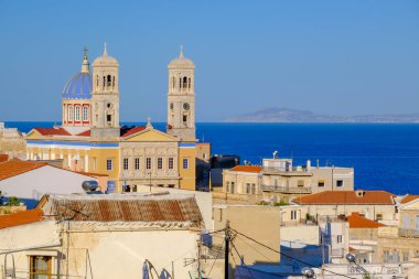 Ermoupoli, GR - 7 Ağustos 2023: Ermoupoli şehir manzarası ve Agios Nikolaos Kilisesi