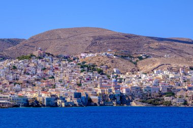 Ermoupoli, GR - 7 Ağustos 2023: Feribottan Ermoupoli şehri