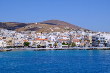 Tinos, GR - 6 Ağustos 2023: Vapurdan Chora, Tinos adasının panoramik manzarası
