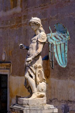 Aziz Michael 'ın mermer heykeli Raffaello da Montelupo' nun Castel Sant 'Angelo' da