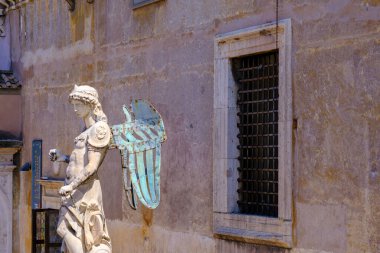 Aziz Michael 'ın mermer heykeli Raffaello da Montelupo' nun Castel Sant 'Angelo' da