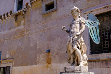Aziz Michael 'ın mermer heykeli Raffaello da Montelupo' nun Castel Sant 'Angelo' da