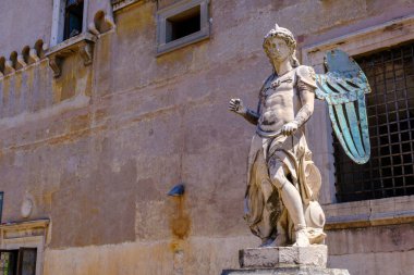 Aziz Michael 'ın mermer heykeli Raffaello da Montelupo' nun Castel Sant 'Angelo' da