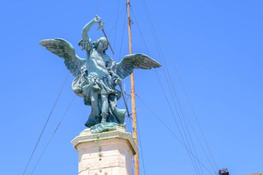 Roma, İtalya 'daki Sant Angelo Kalesinin tepesindeki melek heykeli.