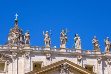 Roma, İtalya 'daki Aziz Peter Bazilikası' nın çatısında heykeller