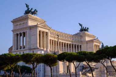 Roma, IT - 11 Ağustos 2023: Gün batımında Victor Emmanuel Anıtı