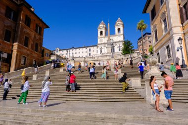Roma, IT - 11 Ağustos 2023: İspanyol Merdivenlerinde turistler