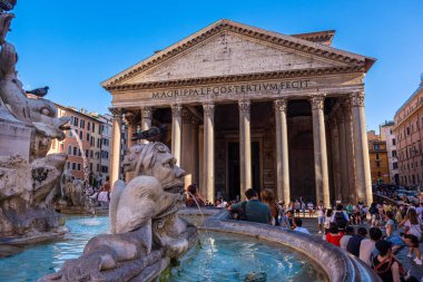 Roma, IT - 11 Ağustos 2023: Pantheon 'un Önünde Turistler
