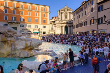 Roma, IT - 11 Ağustos 2023: Trevi Çeşmesi 'nde birçok turist