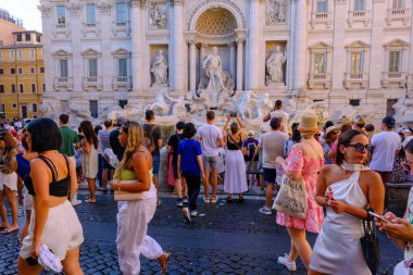 Roma, IT - 11 Ağustos 2023: Trevi Çeşmesi 'nde birçok turist