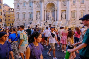 Roma, IT - 11 Ağustos 2023: Trevi Çeşmesi 'nde birçok turist