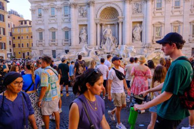 Roma, IT - 11 Ağustos 2023: Trevi Çeşmesi 'nde birçok turist