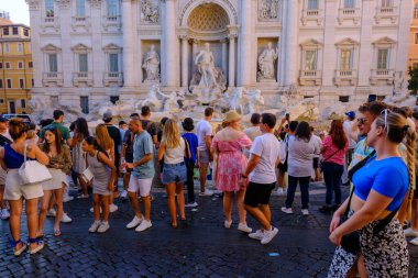 Roma, IT - 11 Ağustos 2023: Trevi Çeşmesi 'nde birçok turist