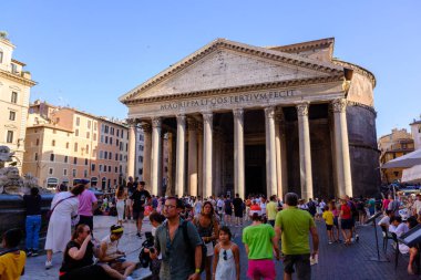 Roma, IT - 11 Ağustos 2023: Pantheon 'un Önünde Turistler