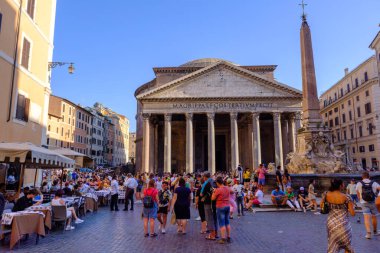 Roma, IT - 11 Ağustos 2023: Pantheon 'un Önünde Turistler