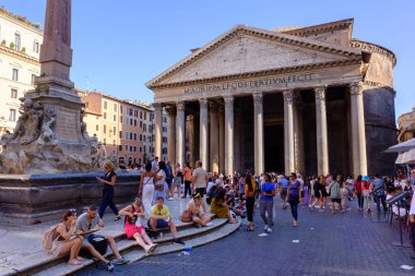 Roma, IT - 11 Ağustos 2023: Pantheon 'un Önünde Turistler