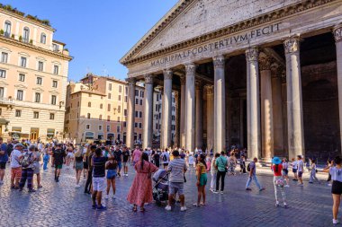 Roma, IT - 11 Ağustos 2023: Pantheon 'un Önünde Turistler