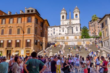Roma, IT - 11 Ağustos 2023: İspanyol Merdivenlerinde turistler