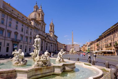 Roma, IT - 11 Ağustos 2023: Piazza Navona 'daki Moro Çeşmesi