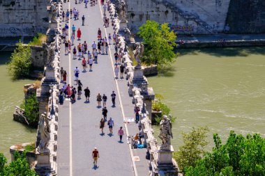 Roma, IT - 11 Ağustos 2023: Castel Sant Angelo 'dan Ponte Sant Angelo' ya yürüyen insanların en iyi görüntüsü