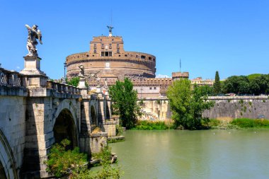 Roma, IT - 11 Ağustos 2023: Castel Sant 'Angelo ve Tiber Nehri
