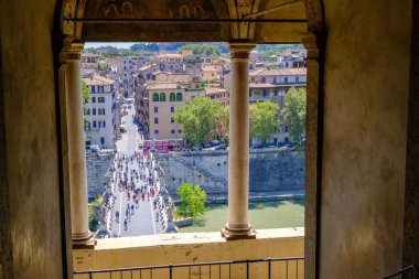 Roma, IT - 11 Ağustos 2023: Castel Sant Angelo 'dan Ponte Sant Angelo' ya yürüyen insanların en iyi görüntüsü