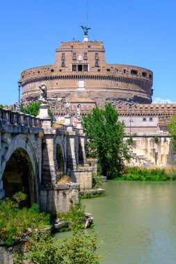Roma, IT - 11 Ağustos 2023: Castel Sant 'Angelo ve Tiber Nehri