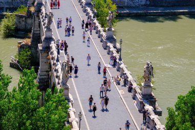 Roma, IT - 11 Ağustos 2023: Castel Sant Angelo 'dan Ponte Sant Angelo' ya yürüyen insanların en iyi görüntüsü