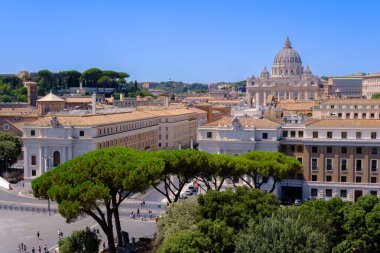 Roma, IT - 11 Ağustos 2023: Vatikan ve St. Peter Bazilikası 'nın en iyi manzarası