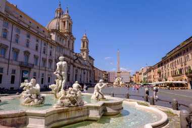 Roma, IT - 11 Ağustos 2023: Piazza Navona 'daki Moro Çeşmesi