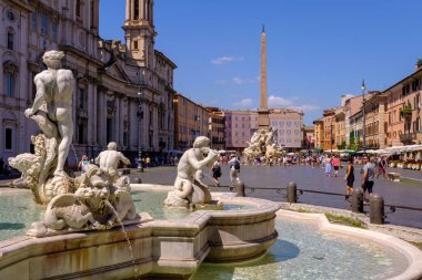 Roma, IT - 11 Ağustos 2023: Piazza Navona 'daki Moro Çeşmesi