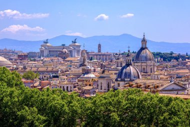 Roma, IT - 11 Ağustos 2023: Roma Castel Sant Angelo 'nun tepesinden ufuk çizgisi