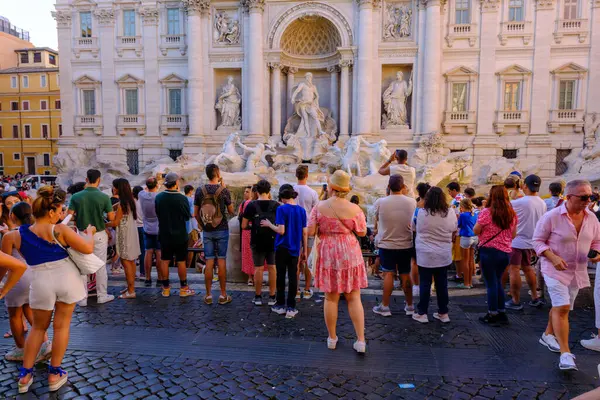 Roma, IT - 11 Ağustos 2023: Trevi Çeşmesi 'nde birçok turist