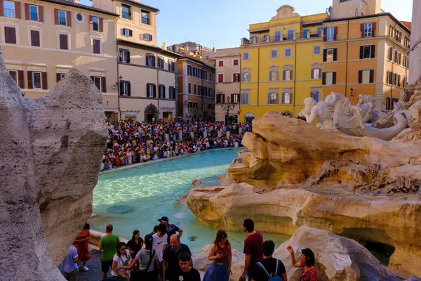 Roma, IT - 11 Ağustos 2023: Trevi Çeşmesi 'nde birçok turist