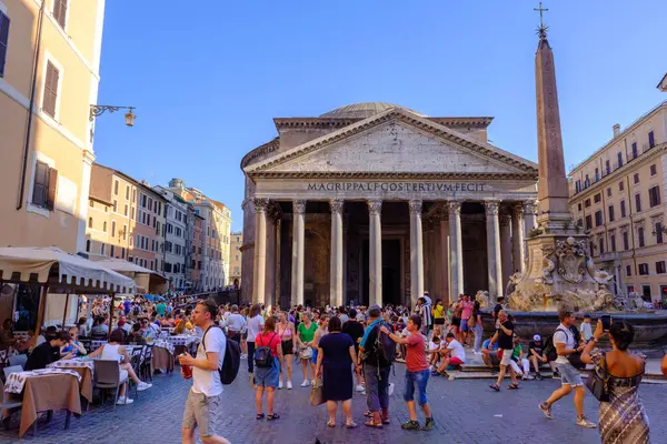 Roma, IT - 11 Ağustos 2023: Pantheon 'un Önünde Turistler