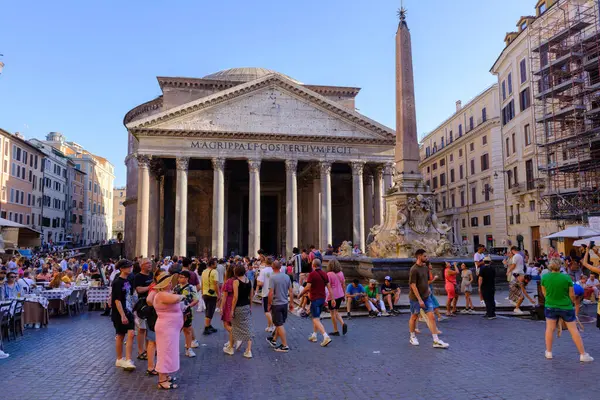 Roma, IT - 11 Ağustos 2023: Pantheon 'un Önünde Turistler