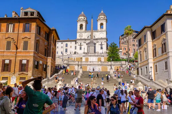 Roma, IT - 11 Ağustos 2023: İspanyol Merdivenlerinde turistler