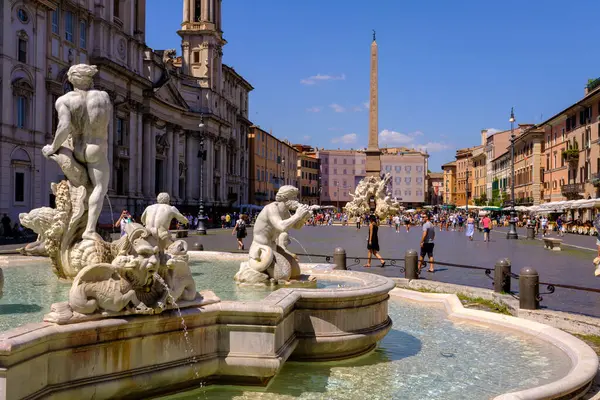 Roma, IT - 11 Ağustos 2023: Piazza Navona 'daki Moro Çeşmesi